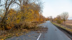 Čelíme silnému vetru, platí viacero výstrah. Na týchto miestach si dávajte veľký pozor