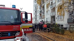 FOTO: Veľký požiar v Topoľčanoch. Bytovku evakuovali, viacero ľudí sa zranilo