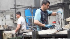 Popradská fabrika sa každé ráno zaplní Rómami. Niektorí sa počas rokov vypracovali