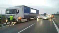 Na D2 havaroval kamión s novými autami