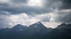Turista v tričku a teniskách uviazol pod Gerlachovskou vežou. Búrka zmenila túru na boj o život
