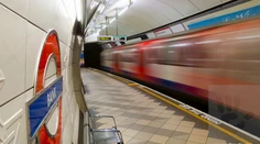 Mala pomôcť cestujúcim, namiesto toho schytala kritiku. Novinku v londýnskom metre prirovnávajú k psej búde