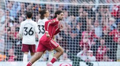 Premier League: Šláger ovládol Liverpool vďaka priamemu kopu. Manchester City stratil vedenie a prehral