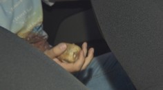 Stopár chcel žene ukradnúť auto, dostala po hlave kameňom, no ubránila sa mu