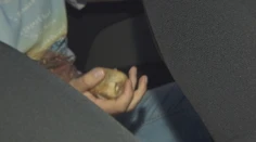 Stopár chcel žene ukradnúť auto, dostala po hlave kameňom, no ubránila sa mu