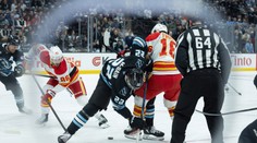 VIDEO: Calgary prehralo štvrtý zápas za sebou. Honzek bol blízko k premiérovému gólu