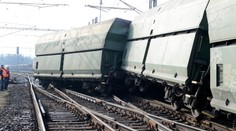 Na východe sa vykoľajil vlak