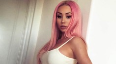 Menili by ste? Sexy speváčka bez nohavíc a s obrovským plyšákom