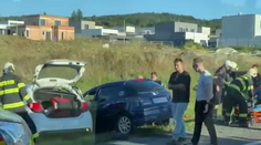 Vážna nehoda pred Záhorskou Bystricou. Vodič pri obiehaní kolóny narazil do oproti idúceho auta