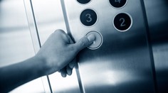 Toto je nebezpečné miesto, kde sa môže šíriť nákaza. Prečo je potrebné nosiť vo výťahu rúško?