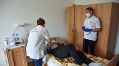 Hoci opatrovateľské príspevky išli od júla hore, v praxi ich majú viacerí krátené