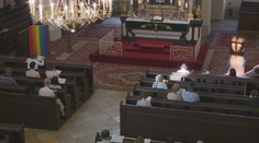 Veria rovnako ako ostatní, no v kostoloch nie sú vítaní. Dúhových kresťanov cirkev dlhodobo odstrkuje