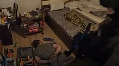 VIDEO: Na výrobu pornografie zneužíval vlastné dieťa. Polícia zadržala muža so stovkami materiálov