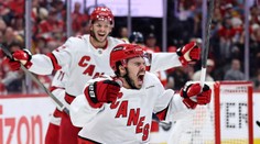 VIDEO: Carolina odvrátila koniec sezóny prvou výhrou v sérii. Andersen zatiahol roletu a udržal čisté konto