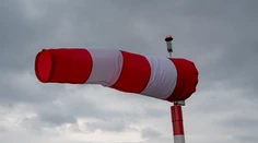 Meteorológovia varujú pred mohutnou víchricou. Vydali výstrahy druhého stupňa pred vetrom na horách