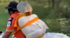 VIDEO: Miestni zostali v šoku. Záchranár odvážal mŕtvolu na motorke, prilepil ju o seba páskou