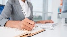 Dvadsať rokov dostávala plat za ničnerobenie. Teraz sa s firmou súdi