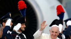 Pápež je už na návšteve krajiny, kde mu hrozia atentátom