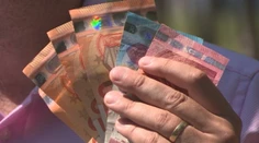 Ak si od banky požičiavate, zaplatíte čoraz väčší úrok. Ak do banky peniaze vložíte, zhodnotia ich minimálne