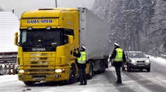 Donovaly uzatvorili pre nákladnú dopravu. Sneží a sú tam skrížené kamióny