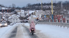 Fotka z východného Slovenska, ktorá mnohých pobúrila. Žena s dieťaťom sa vezú po zasneženej ceste