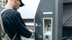 Pri výbuchu automatu na lístky zahynul mladý muž