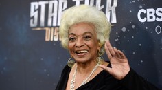 Zomrela Uhura zo Star Treku. Ako prvá Afroameričanka pobozkala belocha vo filme