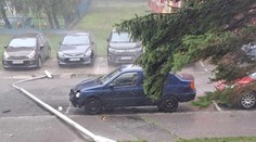 FOTO: V Strážskom vietor vyvracal pouličné lampy, mesto bolo istý čas nepriechodné