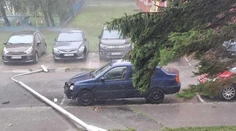 FOTO: V Strážskom vietor vyvracal pouličné lampy, mesto bolo istý čas nepriechodné