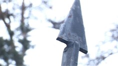 Muž z Topľčian sa napichol na plot. Video nevhodné pre deti