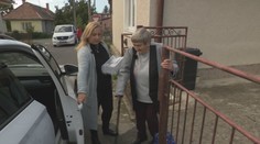 Odkázaní na pomoc cudzích. Jedinečný projekt pomáha seniorom byť bližšie k rodine