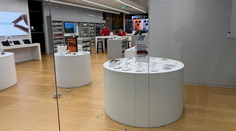 FOTO a VIDEO: Dráma v nákupnom centre v Bratislave. Maskovaní zlodeji vykradli predajňu známej značky