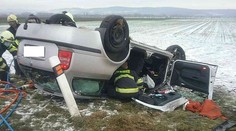 Vážna nehoda pri Piešťanoch. Po zrážke troch áut skončilo jedno na streche