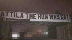 Fanúšikovia Slovana hľadali maďarských Fradi v meste márne. Pred Bratislavou ich „vítal“ provokatívny nápis