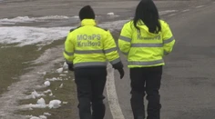 V obci pri Svidníku dozerajú na poriadok či bezpečnosť školákov iba ženy. Rešpektujú ich komunita aj deti