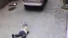 Štvorročného chlapca prešiel minibus. Vstal a šiel ďalej!