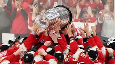 Stanley Cup nevydržal veľkolepé oslavy. Hráči Floridy poškodili slávnu trofej