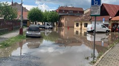 FOTO a VIDEO: Počasie sa búri. Veľká prietrž v Kežmarku, zaplavilo ulice a padali krúpy