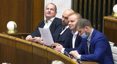 VIDEO: Kotlebovci si odmietli dať rúška, Mazureka, Medveckého a Krupu vykázali zo sály