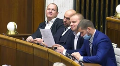 VIDEO: Kotlebovci si odmietli dať rúška, Mazureka, Medveckého a Krupu vykázali zo sály