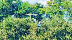 Pri Bánovciach nad Bebravou skončil v stromoch vetroň. Pilot utrpel drobné poranenia