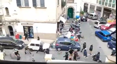 VIDEO: Šialené scény pred zápasom Ligy majstrov v Neapole. Skupiny fanúšikov mali v uliciach otvorený konflikt