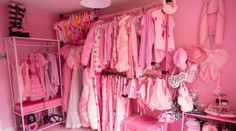 Trend Barbie útočí, ovládol aj módny priemysel. Značky rýchlej módy produkujú množstvo ružového oblečenia