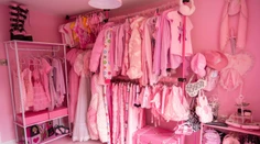 Trend Barbie útočí, ovládol aj módny priemysel. Značky rýchlej módy produkujú množstvo ružového oblečenia