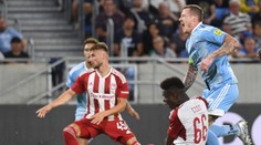 Obrovská dráma na Tehelnom poli. Oslabený Slovan napokon prehral s Pireom až po penaltách