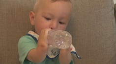 Martinkovi pomôže s vývojovou chybou rúk len operácia v zahraničí. Poisťovňa s ňou má problém