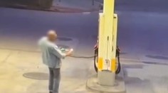 VIDEO: Hrozivý incident na pumpe v Rovinke. Muž kričal a hádzal s vecami, potom zobral tankovaciu pištoľ a podpálil ju