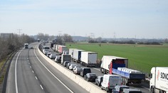 Hromadná nehoda na D1 pred bratislavským letiskom. Úsek je ťažko prejazdný