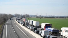 Hromadná nehoda na D1 pred bratislavským letiskom. Úsek je ťažko prejazdný