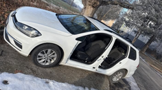 Drzosť zlodejov nemá hraníc. V Piešťanoch rozobrali auto priamo na ulici a ukradli z neho dvere